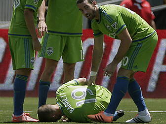 WATCH: MLS star injures himsel...